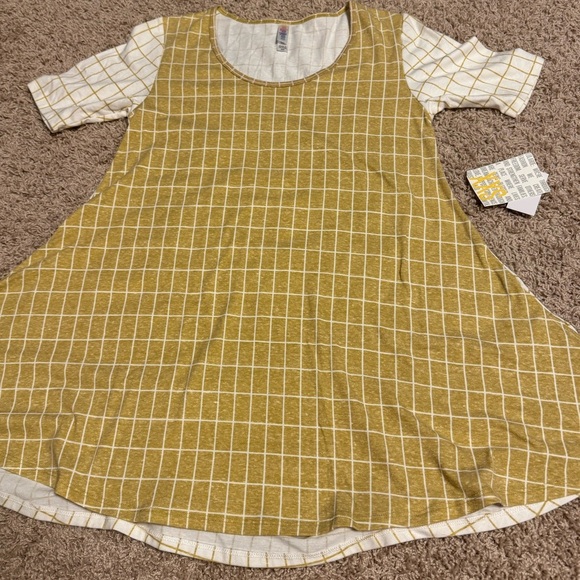 NWT LuLaRoe Perfect Tee w/flirty side slits & flattering half sleeve XXS - Picture 1 of 7